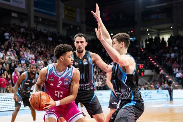 Game action with Alex Herrera 41 Science City Jena in the foreground, Alijah Comithier 2 Telekom Baskets Bonn with the ball and Naz Bohannon 15 Science City Jena in defense in the EasyCredit BBL on matchday 19 in Bonn Alex Herrera 41 Science City Jena in action with Alijah Comithier 2 Telekom Baskets Bonn and Naz Bohannon 15 Science City Jena Copyright: xFeyzullahxGökalp feyzofsportsx
