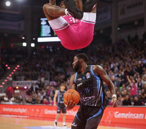 Dunking Jeff Garrett Telekom Baskets Bonn vs Science City Jena 19 Speiltag Saison 2025 26