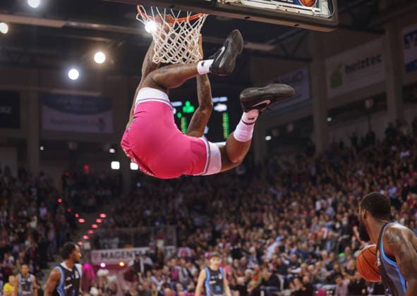 Dunking Jeff Garrett Telekom Baskets Bonn vs Science City Jena 19 Speiltag Saison 2025 26