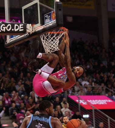 Jeff Garrett Bonn hangs over Naz Bohannon Jena , Telekom Baskets Bonn vs Science City Jena, easyCredit BBL, Matchday 19, Telekom Dome Bonn, 07 02 2026