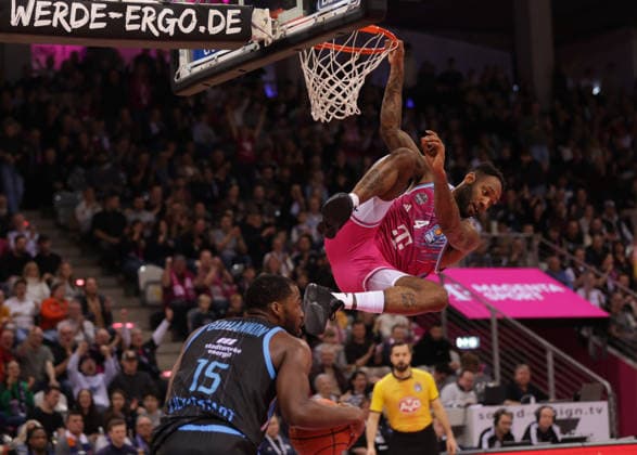 Jeff Garrett Bonn hangs over Naz Bohannon Jena , Telekom Baskets Bonn vs Science City Jena, easyCredit BBL, Matchday 19, Telekom Dome Bonn, 07 02 2026