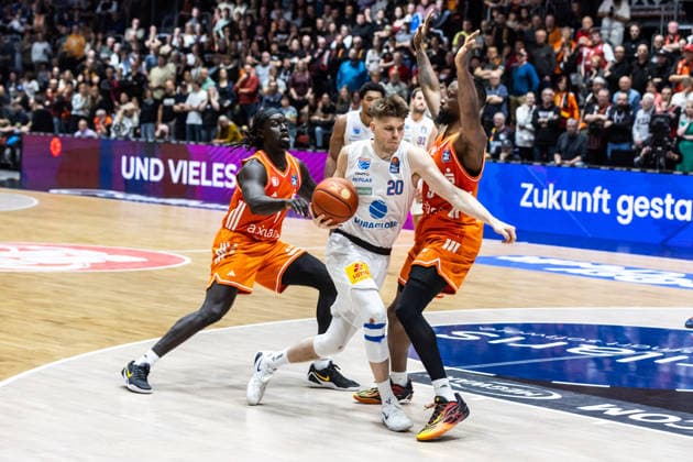 GER, easy Credit Basketball Bundesliga, Niners Chemnitz Syntainics MBC 07 02 2026, Messe, Chemnitz, GER, easy Credit Basketball Bundesliga, Niners Chemnitz Syntainics MBC Perttu Blomgren Syntainics MBC, 20 , John Edward Newman III Niners Chemnitz, 9 Foto Alexander Trienitz Chemnitz Messe Sachsen Germany