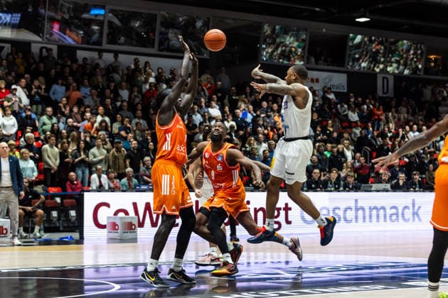 GER, easy Credit Basketball Bundesliga, Niners Chemnitz Syntainics MBC 07 02 2026, Messe, Chemnitz, GER, easy Credit Basketball Bundesliga, Niners Chemnitz Syntainics MBC Charles Callison Syntainics MBC, 23 , Aher Uguak Niners Chemnitz, 1 Foto Alexander Trienitz Chemnitz Messe Sachsen Germany