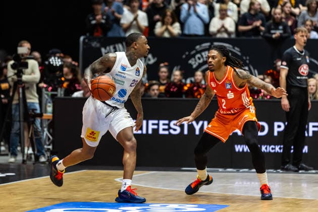 GER, easy Credit Basketball Bundesliga, Niners Chemnitz Syntainics MBC 07 02 2026, Messe, Chemnitz, GER, easy Credit Basketball Bundesliga, Niners Chemnitz Syntainics MBC Charles Callison Syntainics MBC, 23 , Nike Sibande Niners Chemnitz, 2 Foto Alexander Trienitz Chemnitz Messe Sachsen Germany