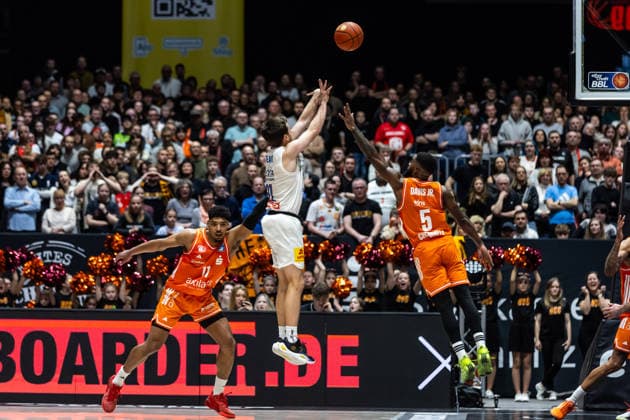 GER, easy Credit Basketball Bundesliga, Niners Chemnitz Syntainics MBC 07 02 2026, Messe, Chemnitz, GER, easy Credit Basketball Bundesliga, Niners Chemnitz Syntainics MBC Charles Callison Syntainics MBC, 23 , Corey Davis Jr Niners Chemnitz, 5 Foto Alexander Trienitz Chemnitz Messe Sachsen Germany
