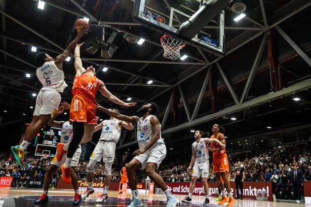 GER, easy Credit Basketball Bundesliga, Niners Chemnitz Syntainics MBC 07 02 2026, Messe, Chemnitz, GER, easy Credit Basketball Bundesliga, Niners Chemnitz Syntainics MBC Marcus Foster Syntainics MBC, 5 , Yordan Minchev Niners Chemnitz, 91 Foto Alexander Trienitz Chemnitz Messe Sachsen Germany