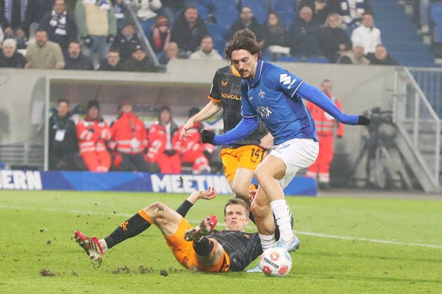 07 02 2026, xtvx, Fußball 2 Bundesliga, SV Darmstadt 98 1 FC Kaiserslautern v l Zweikampf, Duell, duel, tackle, compete Fabian Kunze 1 FC Kaiserslautern Fraser Hornby SV Darmstadt 98 DFL DFB REGULATIONS PROHIBIT ANY USE OF PHOTOGRAPHS as IMAGE SEQUENCES and or QUASI VIDEO Darmstadt