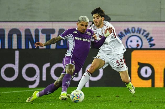 Domilson Cordeiro Dos Santo Dodo (Fiorentina) hampered by Emirhan Ilkhan (Torino) during ACF Fiorentina vs Torino FC, Italian soccer Serie A match in Florence, Italy, February 07 2026  Copyright: xFabioxFagiolini IPAxSportx xipa-agency.netx xx IPA_71094052 IPA_Agency_IPA71094052