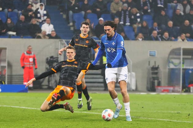 07 02 2026, xtvx, Fußball 2 Bundesliga, SV Darmstadt 98 1 FC Kaiserslautern v l Zweikampf, Duell, duel, tackle, compete Fabian Kunze 1 FC Kaiserslautern Fraser Hornby SV Darmstadt 98 DFL DFB REGULATIONS PROHIBIT ANY USE OF PHOTOGRAPHS as IMAGE SEQUENCES and or QUASI VIDEO Darmstadt