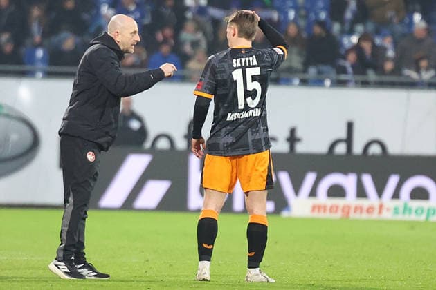 07 02 2026, xrekx, Fussball 2 Bundesliga, SV Darmstadt 98 1 FC Kaiserslautern v l Torsten Lieberknecht Trainer 1 FC Kaiserslautern gives instructions, gesticulates, gesticulate with arms gives instructions, gesticulate Naatan Skyttä Skyttae 1 FC Kaiserslautern DFL DFB REGULATIONS PROHIBIT ANY USE OF PHOTOGRAPHS as IMAGE SEQUENCES and or QUASI VIDEO Darmstadt