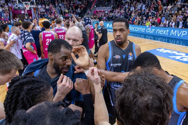 The players of Science City Jena discuss their disappointment after the defeat against Bonn Telekom Baskets Bonn vs Science City Jena, Basketball, easy Credit BBL, Matchday 19, 2025 2026, 07 02 2026 Telekom Baskets Bonn vs Science City Jena, Basketball, easy Credit BBL, Matchday 19, 2025 2026, 07 02 2026 Bonn Copyright: xEibner-Pressefoto GerhardxWingenx EP_GWR