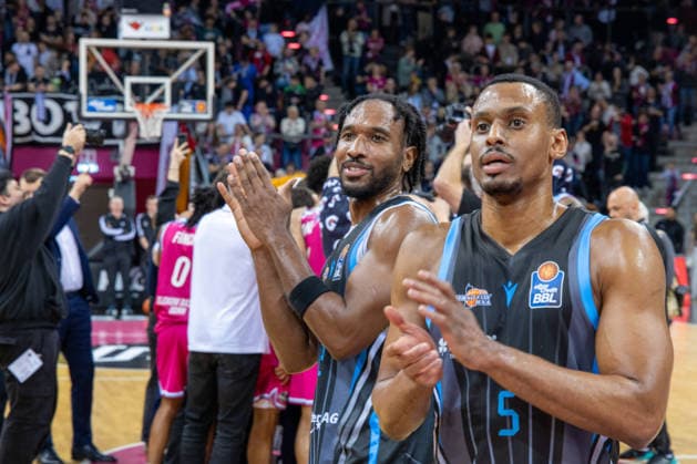 Chris Carter Science City Jena, 05 and Lorenz Bank Science City Jena, 25 thank the spectators after the game Telekom Baskets Bonn vs Science City Jena, Basketball, easy Credit BBL, Matchday 19, 2025 2026, 07 02 2026 Telekom Baskets Bonn vs Science City Jena, Basketball, easy Credit BBL, Matchday 19, 2025 2026, 07 02 2026 Bonn Copyright: xEibner-Pressefoto GerhardxWingenx EP_GWR