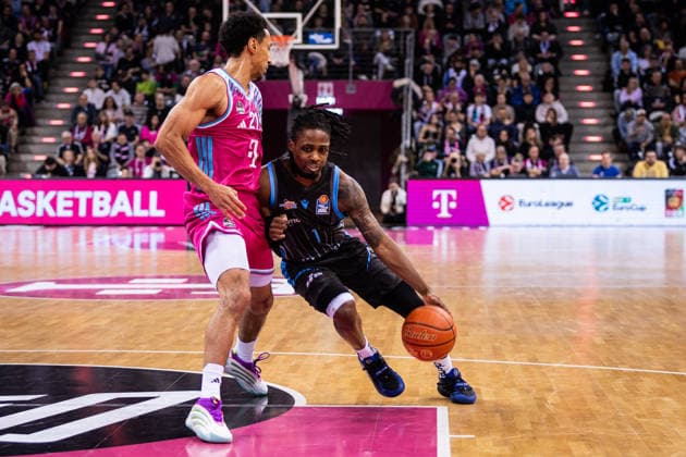 easyCredit Basketball Bundesliga, Telekom Baskets Bonn vs Science City Jena, 07 02 2026 Uchenna Iroegbu SCIENCE CITY JENA 1 vs Joel Aminu Telekom Baskets Bonn 21 easyCredit Basketball Bundesliga, Telekom Baskets Bonn vs Science City Jena, 07 02 2026, Telekom Dome Bonn Copyright: xBEAUTIFULxSPORTS Derixx