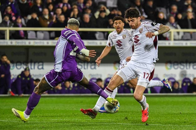 Domilson Cordeiro Dos Santo Dodo (Fiorentina) fights for the ball against Sandro Kulenovic (Torino) during ACF Fiorentina vs Torino FC, Italian soccer Serie A match in Florence, Italy, February 07 2026  Copyright: xFabioxFagiolini IPAxSportx xipa-agency.netx xx IPA_71095027 IPA_Agency_IPA71095027