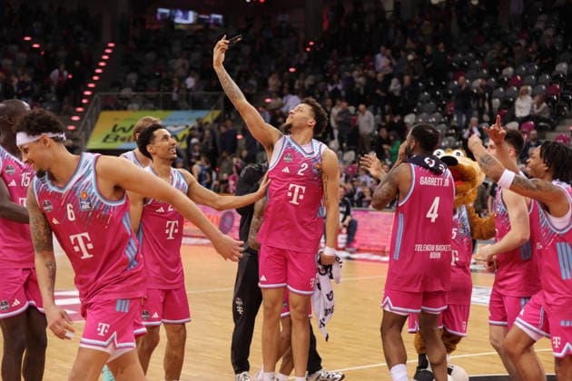 Final celebration after the win, Telekom Baskets Bonn vs Science City Jena, easyCredit BBL, Matchday 19, Telekom Dome Bonn, 07 02 2026