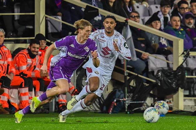 Albert Gudmundsson (Fiorentina) hampered by Saul Coco (Torino) during ACF Fiorentina vs Torino FC, Italian soccer Serie A match in Florence, Italy, February 07 2026  Copyright: xFabioxFagiolini IPAxSportx xipa-agency.netx xx IPA_71095281 IPA_Agency_IPA71095281