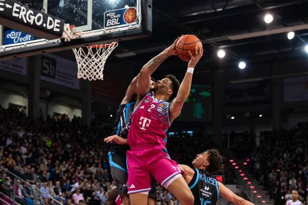Game action with Alijah Comithier 2 Telekom Baskets Bonn and Kristofer Krause 36 Science City Jena at the basket in the EasyCredit BBL on matchday 19 in Bonn Alijah Comithier 2 Telekom Baskets Bonn with a shot at the basket Copyright: xFeyzullahxGökalp feyzofsportsx