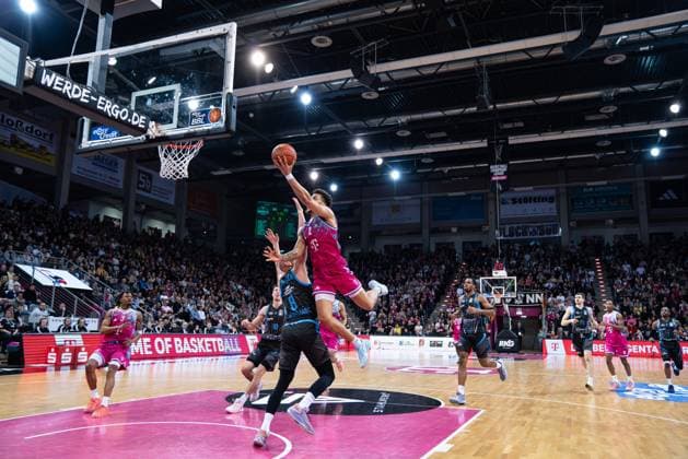 Playing action with Alijah Comithier 2 Telekom Baskets Bonn throwing the ball, defended by Robin Christen 8 Science City Jena , supported by Zachery Cooks 3 Telekom Baskets Bonn , Jorge Mejias Sanchez 10 Telekom Baskets Bonn and Joe Wieskamp 10 Science City Jena as well as other players in the EasyCredit BBL on matchday 19 in Bonn Playing action with Alijah Comithier 2 Telekom Baskets Bonn throwing the ball Copyright: xFeyzullahxGökalp feyzofsportsx