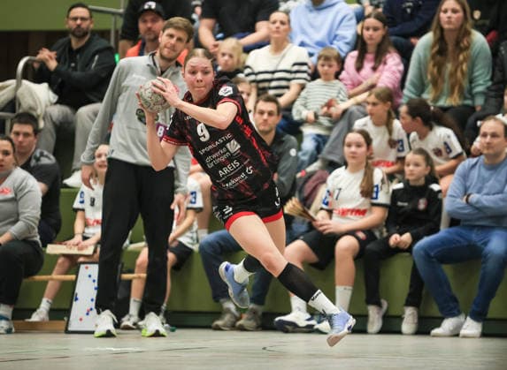 TG Nuertingen vs HSG Freiburg, Handball,2 Alsco Handball Bundesliga Women, Matchday 17, Season 2025 2026, 07 02 2026 Ronja Buehler TG Nuertingen, 09TGN shortly before the throw under the eyes of the spectators TG Nuertingen vs HSG Freiburg, Handball,2 Alsco Handball Bundesliga Women, Matchday 17, Season 2025 2026, 07 02 2026 Copyright: xEibner-Pressefoto DavidexDixGiovx EP_DGI