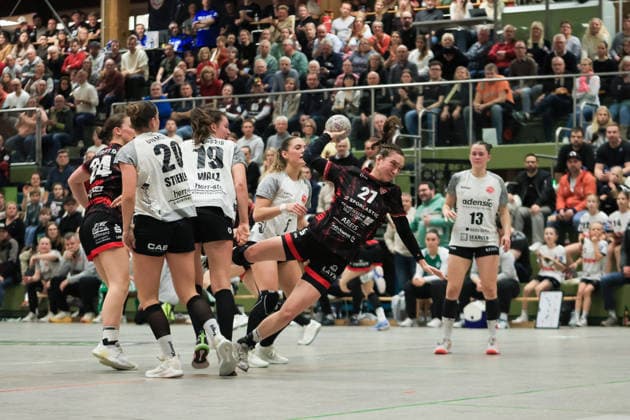 TG Nuertingen vs HSG Freiburg, Handball,2 Alsco Handball Bundesliga Women, Matchday 17, Season 2025 2026, 07 02 2026 Lenya Treusch TG Nuertingen, 27TGN prevails against several opponents Saskia Probst HSG Freiburg, 13HSG , Marit Walz HSG Freiburg, 19HSG and Laura Stiehler HSG Freiburg, 20HSG can only watch TG Nuertingen vs HSG Freiburg, Handball,2 Alsco Handball Bundesliga Women, Matchday 17, Season 2025 2026, 07 02 2026 Copyright: xEibner-Pressefoto DavidexDixGiovx EP_DGI