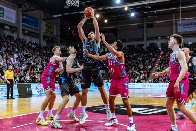 Alex Herrera Science City Jena, 41 vs Alijah Comithier Telekom Baskets Bonn, 02 , Patrick Heckmann Telekom Baskets Bonn, 33 , Grayson Murphy Telekom Baskets Bonn, 07 Telekom Baskets Bonn vs Science City Jena, Basketball, easy Credit BBL, 19 Matchday, 2025 2026, 07 02 2026 Telekom Baskets Bonn vs Science City Jena, Basketball, easy Credit BBL, 19 Matchday, 2025 2026, 07 02 2026 Bonn Copyright: xEibner-Pressefoto GerhardxWingenx EP_GWR
