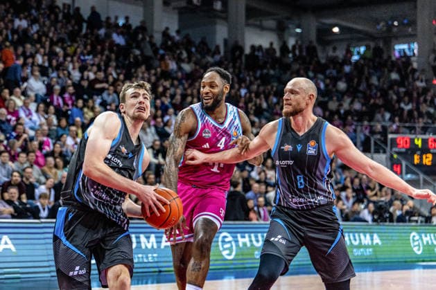 jLorenz Bank Science City Jena, 25 with the ball and Robin Christen Science City Jena, 08 blocks Jeff Garrett Jr Telekom Baskets Bonn, 04 away Telekom Baskets Bonn vs Science City Jena, Basketball, easy Credit BBL, 19 Matchday, 2025 2026, 07 02 2026 Telekom Baskets Bonn vs Science City Jena, Basketball, easy Credit BBL, 19 Matchday, 2025 2026, 07 02 2026 Bonn Copyright: xEibner-Pressefoto GerhardxWingenx EP_GWR
