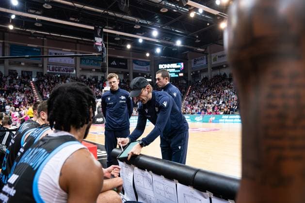 Scene with Dominik Günthner 997 Science City Jena and David Fränzle 998 Science City Jena on the sidelines in the TelekomDome Arena in the EasyCredit BBL on matchday 19 in Bonn Scene with Dominik Günthner 997 Science City Jena and David Fränzle 998 Science City Jena Copyright: xFeyzullahxGökalp feyzofsportsx