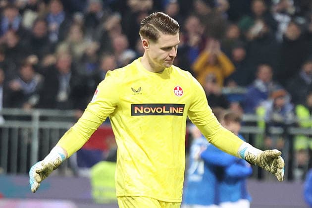 07 02 2026, xrekx, Fußball 2 Bundesliga, SV Darmstadt 98 1 FC Kaiserslautern v l Julian Krahl 1 FC Kaiserslautern enttaeuscht, enttäuscht, schaut enttaeuscht, traurig, frustriert, niedergeschlagen, disappointed, sad, frustrated Torjubel nach dem Tor zum celebrating the goal celebrate 4 0 durch Luca Marseiler SV Darmstadt 98 DFL DFB REGULATIONS PROHIBIT ANY USE OF PHOTOGRAPHS as IMAGE SEQUENCES and or QUASI VIDEO Darmstadt
