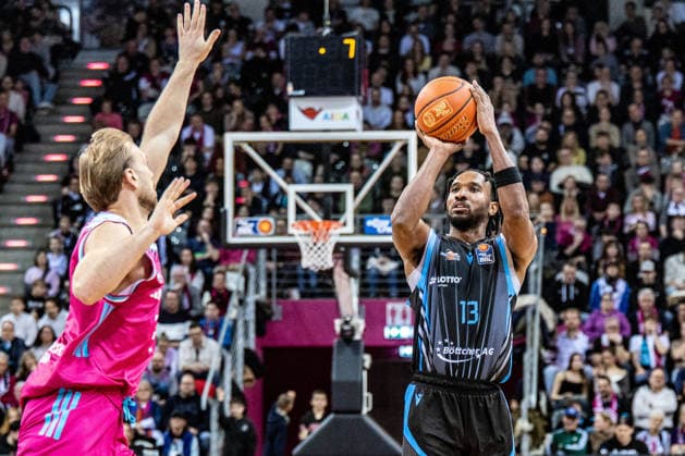 Melvin Jostmann Telekom Baskets Bonn, 12 tries to block the ball from Keith Lee Braxton JR Science City Jena, 13 Telekom Baskets Bonn vs Science City Jena, Basketball, easy Credit BBL, 19 Matchday, 2025 2026, 07 02 2026 Telekom Baskets Bonn vs Science City Jena, Basketball, easy Credit BBL, 19 Matchday, 2025 2026, 07 02 2026 Bonn Copyright: xEibner-Pressefoto GerhardxWingenx EP_GWR
