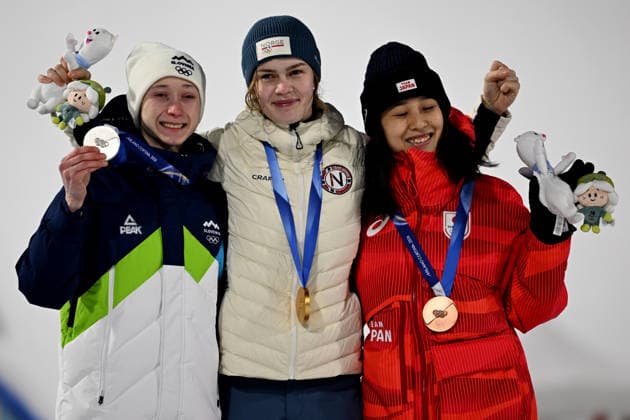 Predazzo, Italy, February 07th 2026. First place Anna Odine Stroem of Norway (C), Second place Nika Prevc of Slovenia (L) and Third place Nozomi Maruyama of Japan (R) celebrate in podium after the Ski jumping, Skispringen, Ski, nordisch Womens Normal Hill Individual competition of the Olympic Winter games, Winterspiele,Spiele, Summer games 2026 in Predazzo, Italy. (Photo by Igor Kupljenik Sports Press Photo)  Copyright: xIgorxKupljenikx xSPPx Sportspressphoto_SPR89625