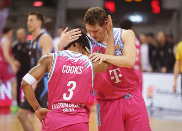 Cheers Patrick Heckmann, Zachery Cooks Telekom Baskets Bonn vs Science City Jena 19 Speiltag Saison 2025 26
