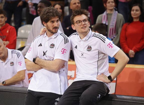 Athletic trainer Eduardo Fernández Galarreta, team coach Janos Bokodi Telekom Baskets Bonn vs Science City Jena 19 Speiltag Saison 2025 26