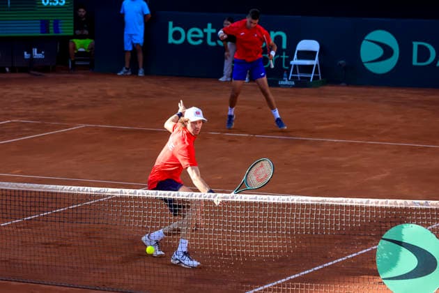 Tenis, Chile vs Serbia. Copa Davis 2026. Los tenistas chilenos Tomas Barrios y Nicolas Jarry, izquierda-, devuelven la pelota, frente a Ivan Sabanov y Matej Sabanov (D-izquierda) durante el partido de dobles de Copa Davis valido por el Grupo Mundial, disputado en la Cancha Central Anita Lizana, Parque Estadio Nacional de Santiago, Chile. 07 02 2026 Pepe Alvujar Photosport Tenis, Chile vs Serbia. Copa Davis 2026. Chilean tennis players Tomas Barrios and Nicolas Jarry (left-right) return the ball, facing Ivan Sabanov and Matej Sabanov (left) during the Davis Cup doubles match valid for the World Group, played on the Anita Lizana Central Court, National Stadium Park in Santiago, Chile. 07 02 2026 Pepe Alvujar Photosport Chile vs Serbia dia 2, Copa Davis 2026