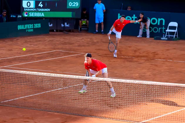 Tenis, Chile vs Serbia. Copa Davis 2026. Los tenistas serbios Ivan Sabanov y Matej Sabanov (izquierda) devuelven la pelota, frente a Tomas Barrios y Nicolas Jarry (I-derecha) durante el partido de dobles de Copa Davis valido por el Grupo Mundial, disputado en la Cancha Central Anita Lizana, Parque Estadio Nacional de Santiago, Chile. 07 02 2026 Pepe Alvujar Photosport Tenis, Chile vs Serbia. Copa Davis 2026. Serbian tennis players Ivan Sabanov and Matej Sabanov (right) return the ball, facing Tomas Barrios and Nicolas Jarry (right-left) during the Davis Cup doubles match valid for the World Group, played on the Anita Lizana Central Court, National Stadium Park in Santiago, Chile. 07 02 2026 Pepe Alvujar Photosport Chile vs Serbia dia 2, Copa Davis 2026