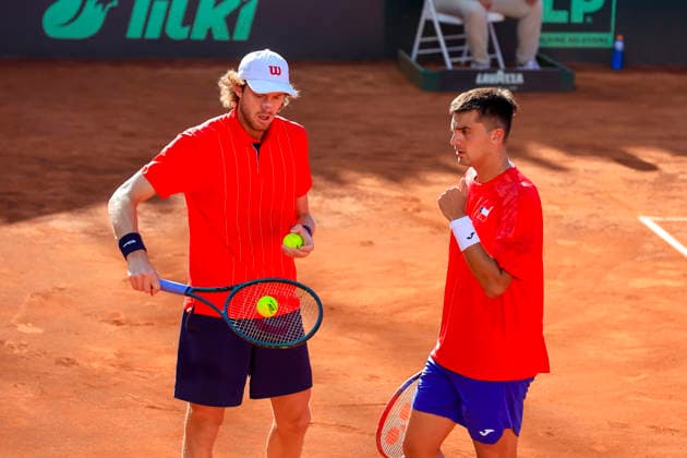 Tenis, Chile vs Serbia. Copa Davis 2026. Los jugadores de chilenos Tomas Barriosj y Nicolas Jarry son fotografiado, durante el partido de dobles de la Copa Davis valido por el Grupo Mundial, disputado en el Court Central Anita Lizana,Paque Estadio Nacuonal de Santiago, Chile. 07 02 2026 Pepe Alvujar Photosport Tenis, Chile vs Serbia. Copa Davis 2026. Chilean players Tomas Barrios and Nicolas Jarry are photographed during the Davis Cup World Group doubles match played at the Anita Lizana Central Court, National Stadium Park in Santiago, Chile. 07 02 2026 Pepe Alvujar Photosport Chile vs Serbia dia 2, Copa Davis 2026 