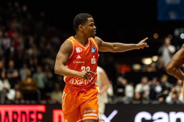 GER, easy Credit Basketball Bundesliga, Niners Chemnitz Syntainics MBC 07 02 2026, Messe, Chemnitz, GER, easy Credit Basketball Bundesliga, Niners Chemnitz Syntainics MBC Eric Washington Niners Chemnitz, 33 gives hand signal Photo Alexander Trienitz Chemnitz Messe Sachsen Germany