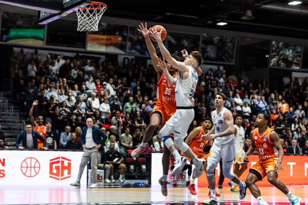 GER, easy Credit Basketball Bundesliga, Niners Chemnitz Syntainics MBC 07 02 2026, Messe, Chemnitz, GER, easy Credit Basketball Bundesliga, Niners Chemnitz Syntainics MBC Perttu Blomgren Syntainics MBC, 20 , Roman Bedime Niners Chemnitz, 35 Foto Alexander Trienitz Chemnitz Messe Sachsen Germany