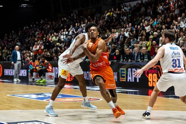 GER, easy Credit Basketball Bundesliga, Niners Chemnitz Syntainics MBC 07 02 2026, Messe, Chemnitz, GER, easy Credit Basketball Bundesliga, Niners Chemnitz Syntainics MBC Kevin Yebo Niners Chemnitz, 0 , Marcus Foster Syntainics MBC, 5 Foto Alexander Trienitz Chemnitz Messe Sachsen Germany