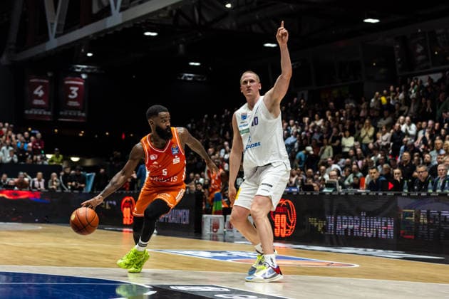 GER, easy Credit Basketball Bundesliga, Niners Chemnitz Syntainics MBC 07 02 2026, Messe, Chemnitz, GER, easy Credit Basketball Bundesliga, Niners Chemnitz Syntainics MBC Corey Davis Jr Niners Chemnitz, 5 , Collin Welp Syntainics MBC, 40 Foto Alexander Trienitz Chemnitz Messe Sachsen Germany