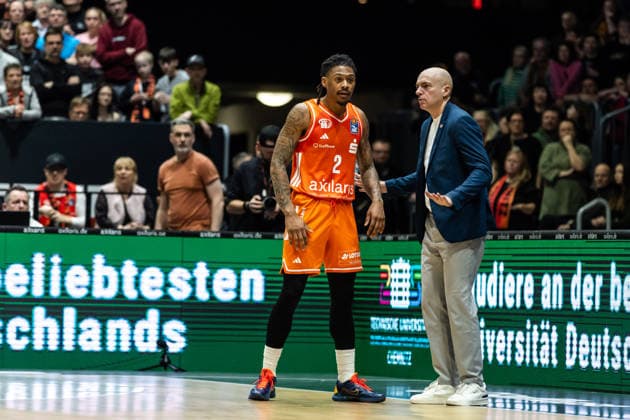 GER, easy Credit Basketball Bundesliga, Niners Chemnitz Syntainics MBC 07 02 2026, Messe, Chemnitz, GER, easy Credit Basketball Bundesliga, Niners Chemnitz Syntainics MBC Nike Sibande Niners Chemnitz, 2 talks with Rodrigo Pastore Head Coach , Niners Chemnitz Photo Alexander Trienitz Chemnitz Messe Sachsen Germany