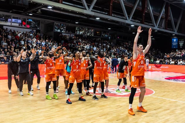 GER, easy Credit Basketball Bundesliga, Niners Chemnitz Syntainics MBC 07 02 2026, Messe, Chemnitz, GER, easy Credit Basketball Bundesliga, Niners Chemnitz Syntainics MBC Yordan Minchev Niners Chemnitz, 91 cheers with the team Photo Alexander Trienitz Chemnitz Messe Sachsen Germany