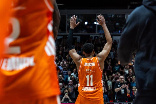 GER, easy Credit Basketball Bundesliga, Niners Chemnitz Syntainics MBC 07 02 2026, Messe, Chemnitz, GER, easy Credit Basketball Bundesliga, Niners Chemnitz Syntainics MBC Kostja Mushidi Niners Chemnitz, 11 cheers with the team Photo Alexander Trienitz Chemnitz Messe Sachsen Germany