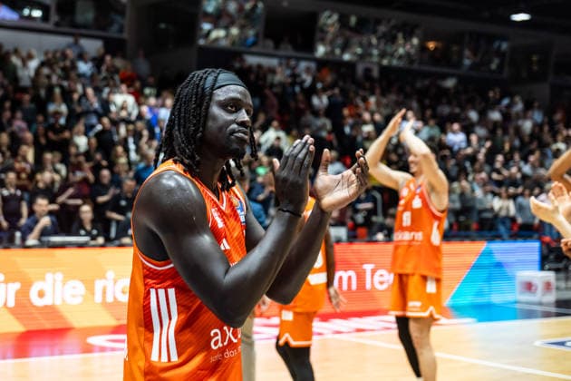 GER, easy Credit Basketball Bundesliga, Niners Chemnitz Syntainics MBC 07 02 2026, Messe, Chemnitz, GER, easy Credit Basketball Bundesliga, Niners Chemnitz Syntainics MBC Aher Uguak Niners Chemnitz, 1 thanks the fans Photo Alexander Trienitz Chemnitz Messe Sachsen Germany
