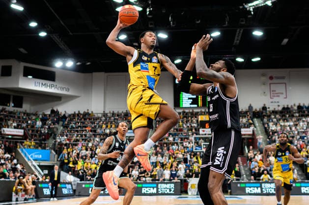 Ludwigsburg, BBL 25 26 MHP Riesen Ludwigsburg vs Bamberg Baskets v li Elijah Hughes Ludwigsburg , Ejiofor Onu Bamberg Ludwigsburg MHP Arena Baden Württemberg Germany