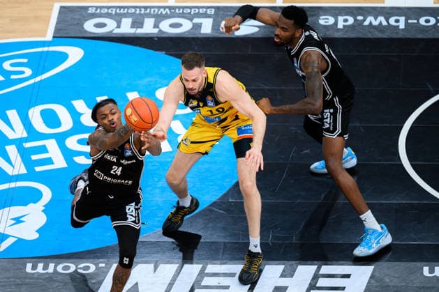Ludwigsburg, BBL 25 26 MHP Riesen Ludwigsburg vs Bamberg Baskets Cobe Williams Bamberg , Jonas Wohlfarth Bottermann Ludwigsburg , Ejiofor Onu Bamberg Ludwigsburg MHP Arena Baden Württemberg Germany