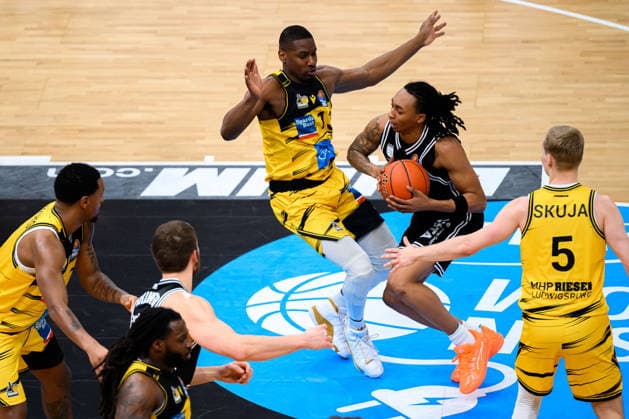 Ludwigsburg, BBL 25 26 MHP Riesen Ludwigsburg vs Bamberg Baskets Yorman Polas Bartolo Ludwigsburg , Austin Matthew Crowley Bamberg , Toms Skuja Ludwigsburg Ludwigsburg MHP Arena Baden Württemberg Germany