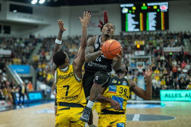 Elijah Hughes MHP RIESEN Ludwigsburg, 07 , Cobe Williams Bamberg Baskets, 24 , Maxwell Temoka MHP RIESEN Ludwigsburg, 39 , GER, MHP Riesen vs BMA365 Bamberg Baskets, Basketball Bundesliga, easycredit BBL, Matchday 19, Season 2025 2026, 07 02 2026, GER, MHP Riesen vs BMA365 Bamberg Baskets, Basketball Bundesliga, easycredit BBL, Matchday 19, Season 2025 2026, 07 02 2026 Ludwigsburg Copyright: xEibner-Pressefoto SaschaxWaltherx EP_EER