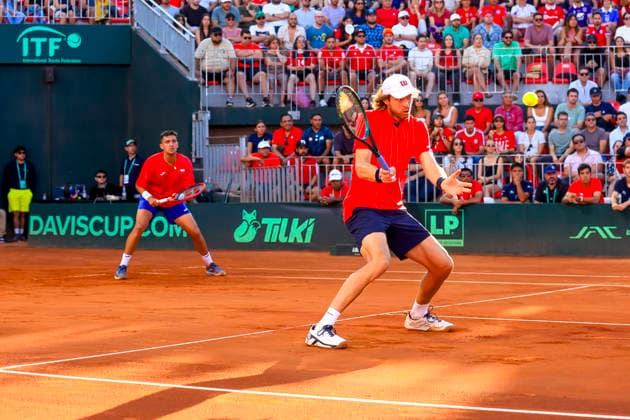 Tenis, Chile vs Serbia. Copa Davis 2026. Los tenistas chilenos Tomas Barrios y Nicolas Jarry (derecha), devuelven la pelota, frente a Ivan Sabanov y Matej Sabanov (D-izquierda) durante el partido de dobles de Copa Davis valido por el Grupo Mundial, disputado en la Cancha Central Anita Lizana, Parque Estadio Nacional de Santiago, Chile. 07 02 2026 Pepe Alvujar Photosport Tenis, Chile vs Serbia. Copa Davis 2026. Chilean tennis players Tomas Barrios and Nicolas Jarry (right) return the ball, facing Ivan Sabanov and Matej Sabanov (right-left) during the Davis Cup doubles match valid for the World Group, played on the Anita Lizana Central Court, National Stadium Park in Santiago, Chile. 07 02 2026 Pepe Alvujar Photosport Chile vs Serbia dia 2, Copa Davis 2026