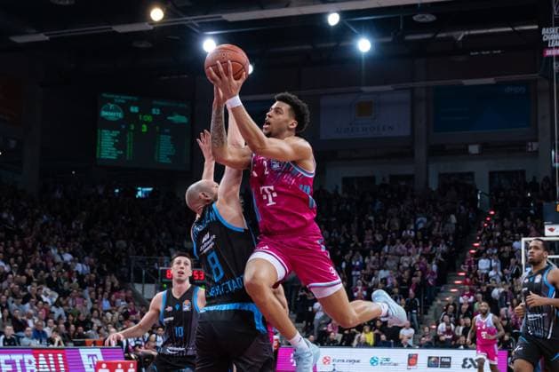 Playing action with Alijah Comithier 2 Telekom Baskets Bonn with throw and Joe Wieskamp 10 Science City Jena and Robin Christen 8, Science City Jena in defense in the TelekomDome in the EasyCredit BBL on matchday 19 in Bonn Alijah Comithier 2 Telekom Baskets Bonn with throw against Joe Wieskamp 10 Science City Jena and Robin Christen 8, Science City Jena Copyright: xFeyzullahxGökalp feyzofsportsx