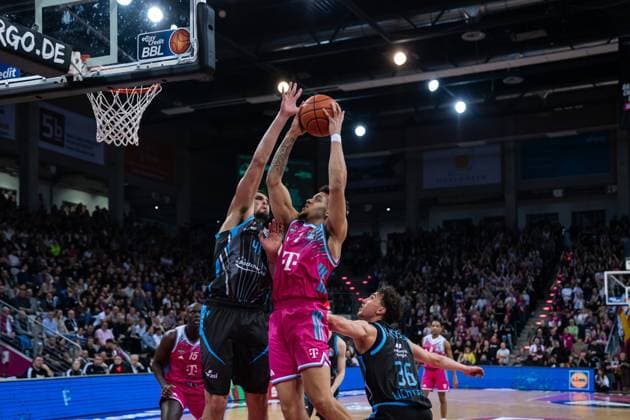 Game action with Alijah Comithier 2, Telekom Baskets Bonn against Alex Herrera 41, Science City Jena at the basket and Kristofer Krause 36 Science City Jena at the basket in the EasyCredit BBL on matchday 19 in Bonn Alijah Comithier 2, Telekom Baskets Bonn against Alex Herrera 41, Science City Jena at the basket Copyright: xFeyzullahxGökalp feyzofsportsx